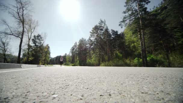 Corredor femenina trotando en el entrenamiento de carretera de montaña para maratón . — Vídeo de stock