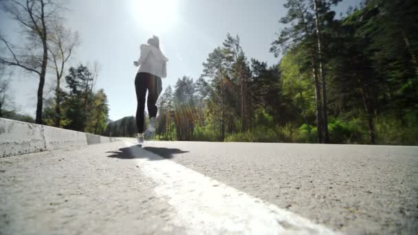 Corredor feminino correndo em treinamento de estrada de montanha para maratona . — Vídeo de Stock