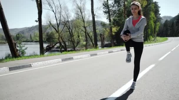 Kvinna löpare värma upp utomhus — Stockvideo