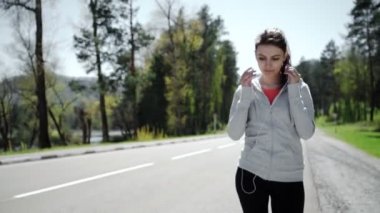 Güzel ve genç birbayan runner atlet eğitim sırasında onun kulaklık takın