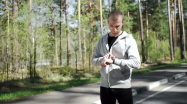 Sporcu adam smartwatch kalp atış hızı monitörünü Gps bakan çalışan