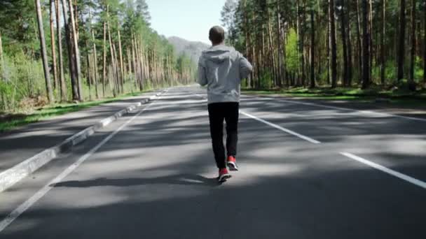 Atraktivní přizpůsobit muž běží — Stock video