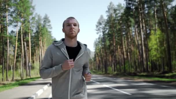 Attraktiver, fitter Mann läuft — Stockvideo