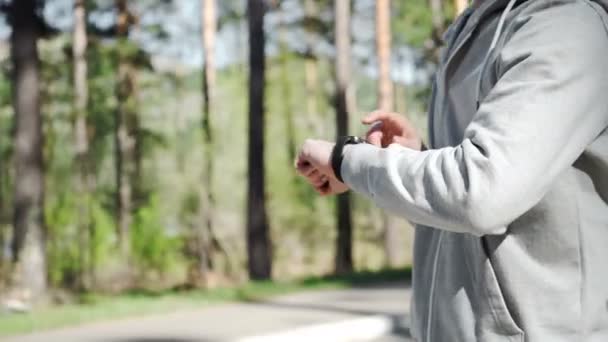 Hombre atleta corriendo mirando smartwatch monitor de frecuencia cardíaca GPS — Vídeo de stock