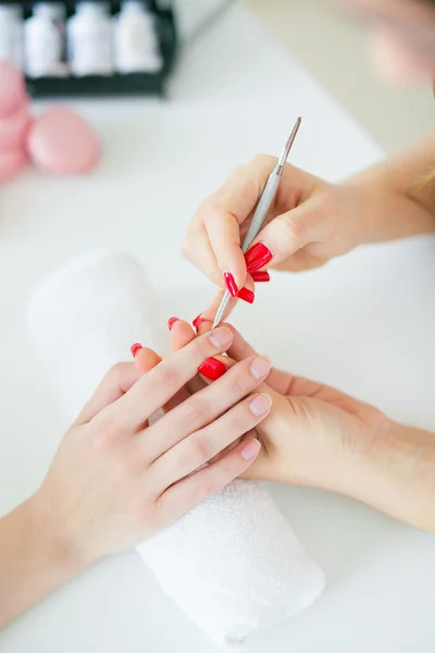 サロン爪美容師でマニキュアを受信の女性 — ストック写真