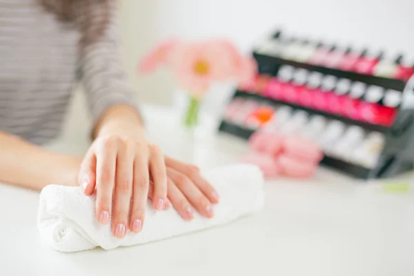 Donna in salone che riceve manicure da estetista di unghia — Foto Stock