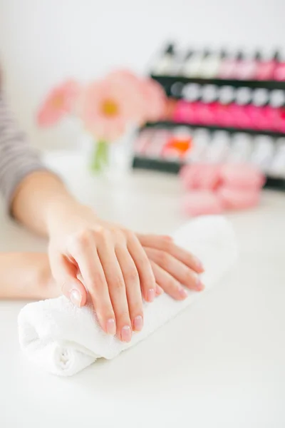 Mulher no salão recebendo manicure por esteticista de unhas — Fotografia de Stock