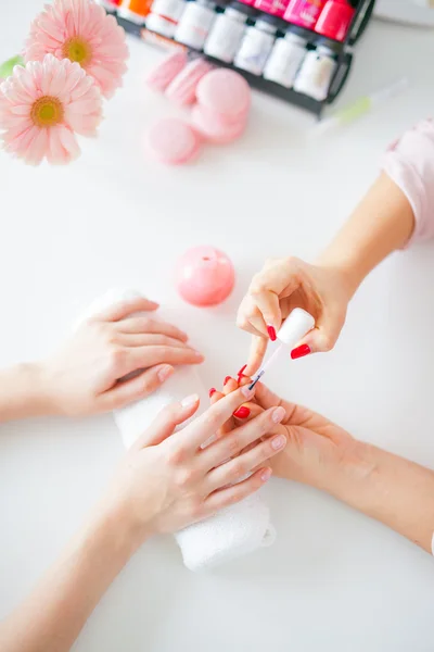 Mujer en salón recibiendo manicura por uña esteticista — Foto de Stock