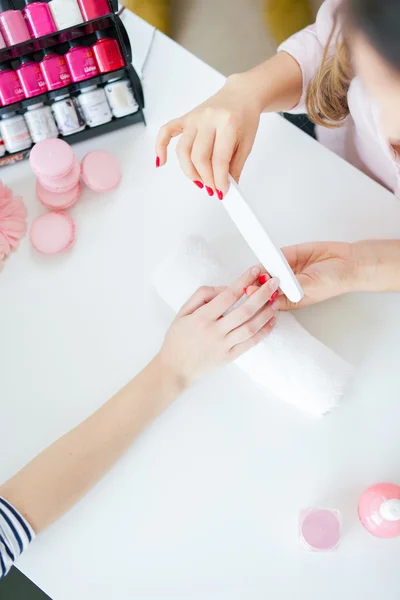 Mujer en salón recibiendo manicura por uña esteticista —  Fotos de Stock