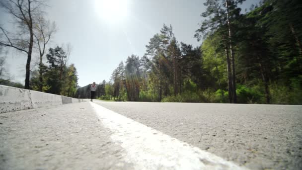 Slow motion: młoda kobieta jogging w zachód słońca — Wideo stockowe