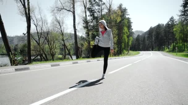 SLOW MotION жінка бігун розігрівається на відкритому повітрі — стокове відео