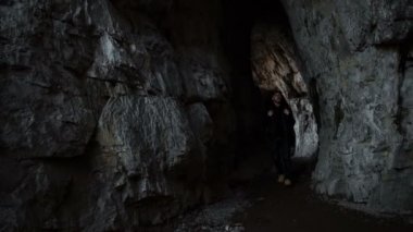 dağlarda sırt çantası ile yakışıklı genç