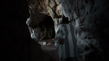 dağlarda sırt çantası ile yakışıklı genç kadın