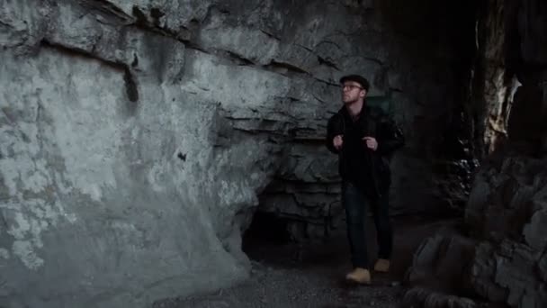 Joven guapo con mochila en las montañas — Vídeos de Stock