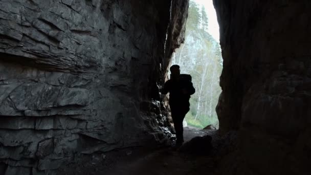 Trekking in montagna - Uomo europeo che parla su un walkie-talkie — Video Stock