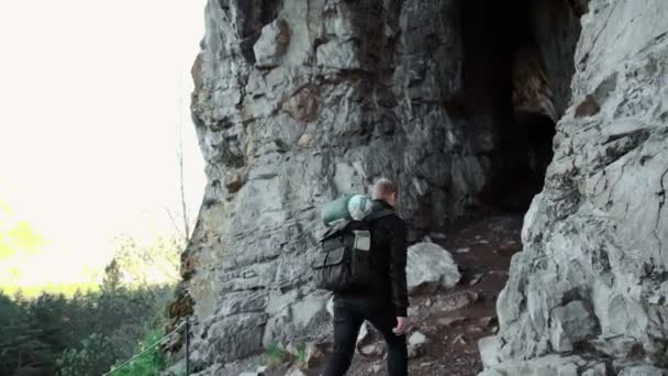 Hombre listo para explorar una cueva caver — Vídeos de Stock