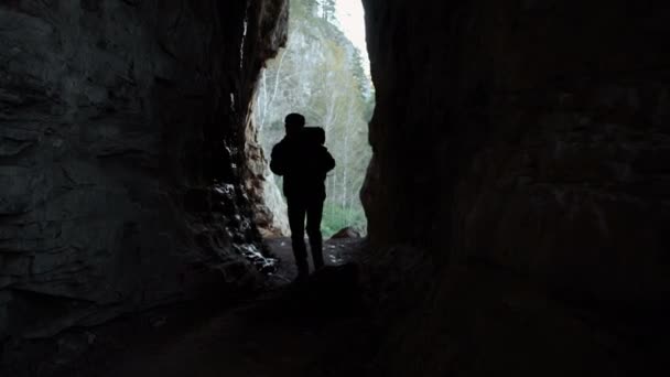 Joven guapo con mochila en las montañas — Vídeos de Stock