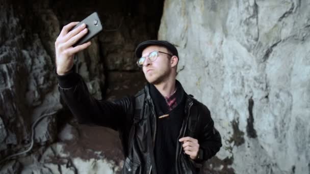 Trekking in montagna - Uomo europeo che parla su un walkie-talkie — Video Stock