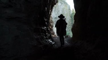 dağlarda sırt çantası ile yakışıklı genç kadın