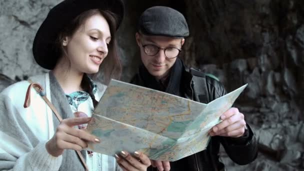 Çift, Hiking. harita iyi yönde kullanarak, — Stok video