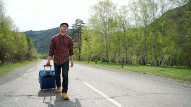 Tayland harita üstünde belgili tanımlık yol onun çantası ile bakan birisi