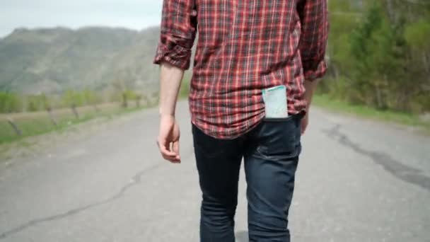 Jeune couple touristique avec des cartes routières à la recherche d'un moyen — Video