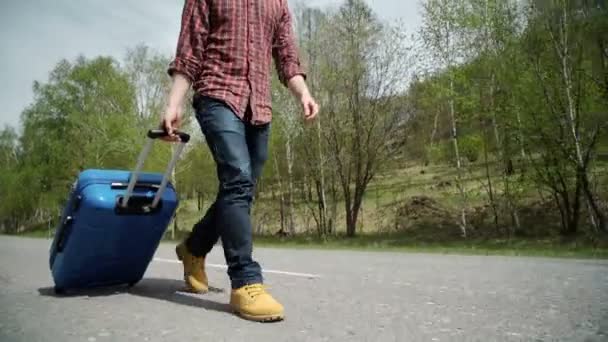 Um homem olhando Tailândia mapa na estrada com sua bolsa — Vídeo de Stock