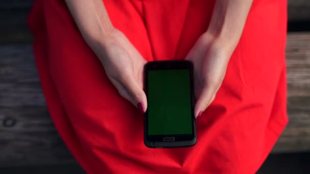 Woman in red dress holding a phone with app mobile wallet — Stock Video