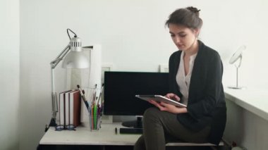 Şık esmer ev ofisinde evden çalışma