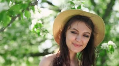 Çiçek açan ağaçlar kadında.