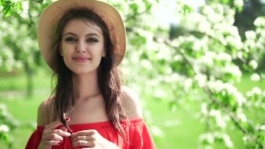 Çiçek açan ağaçlar kadında.