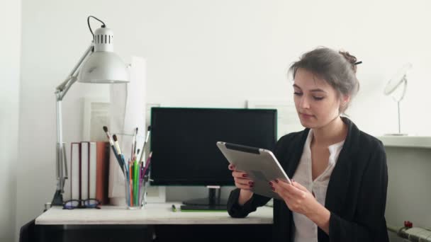 Morena con estilo trabajando desde casa en su oficina en casa — Vídeos de Stock