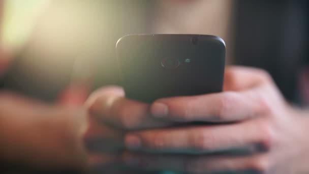 Mano de primer plano del hombre de negocios que trabaja desde el hogar o el lugar de trabajo utilizando el teléfono inteligente — Vídeo de stock