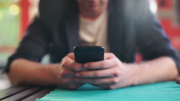 Close-up ruka obchodník pracující z domova nebo pracoviště pomocí smartphonu — Stock video