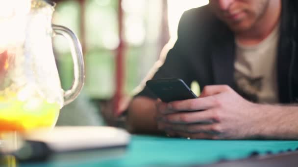 Close-up van de hand van zakenman werken vanuit huis of werkplek met behulp van slimme telefoon — Stockvideo