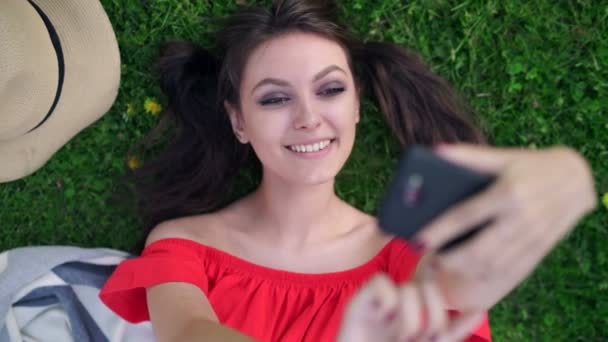 Foto vista dall'alto di bella giovane donna sdraiata su erba verde . — Video Stock