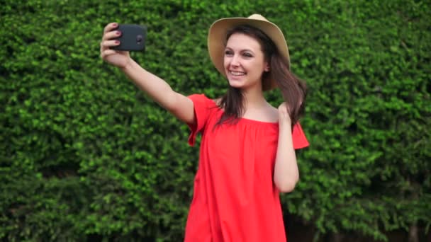 Retrato de mujer joven sexy en vestido rojo — Vídeos de Stock