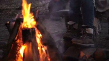 Bir kadın portresi closeup Kızarmış sosis ormandaki şenlik ateşi üzerinde