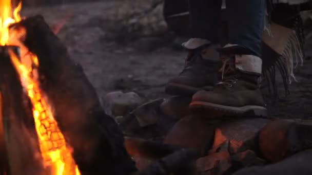 Närbild porträtt av en kvinna stekt korv på brasa i skogen — Stockvideo