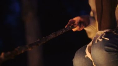 Bir kadın portresi closeup Kızarmış sosis ormandaki şenlik ateşi üzerinde