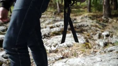 sırt çantası elinde bir dağ yolda yürüyen adam