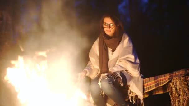 Vértes portré egy nőt sült kolbász, a tábortűz, az erdő — Stock videók