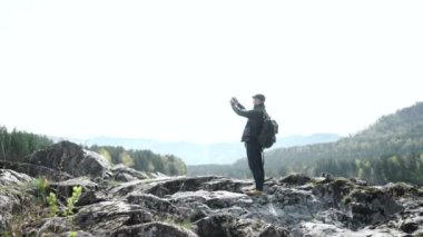 Adam alarak resmi güzel bir manzara, onun cep telefonu kamera için