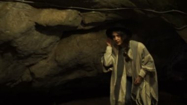 Bir kaya mağara içinde genç bir kadındır