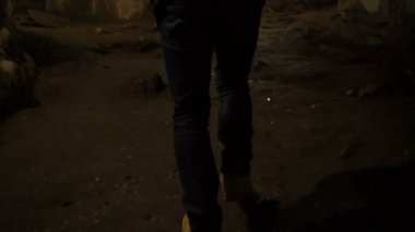 Bir kaya mağara içinde genç bir adamdır