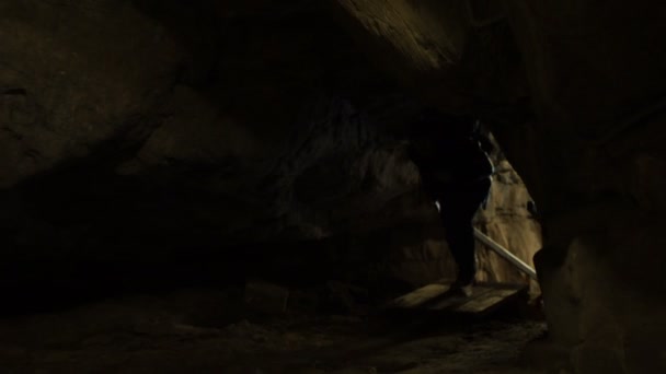 Un jeune homme est dans une grotte rocheuse — Video