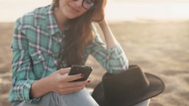 şık genç kadın, bir telefon, kot gömlek ve pantolon holding eller güzel.