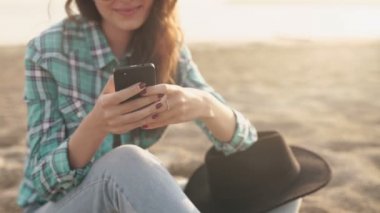 şık genç kadın, bir telefon, kot gömlek ve pantolon holding eller güzel.