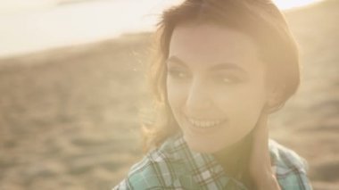 plajda uzağa bakarak gülen rahat genç sarışın, yakın çekim