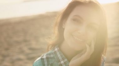 plajda uzağa bakarak gülen rahat genç sarışın, yakın çekim